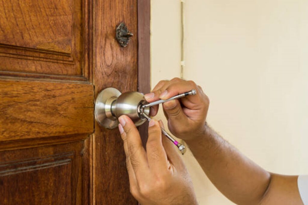 Emergency-Locksmith-1024x683 Mistakes to Avoid When Hiring an Emergency Locksmith
